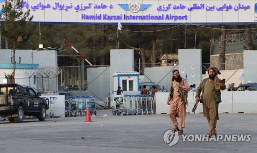 28일(현지시간) 탈레반 대원들이 아프가니스탄 카불 하미드 카르자이 국제공항 주변을 순찰하고 있다. <EPA=연합뉴스>